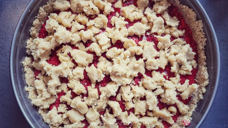 Veganer Himbeerkuchen mit Zitronenstreuseln