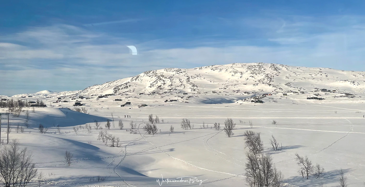traintrip backpacking schneelandschaft