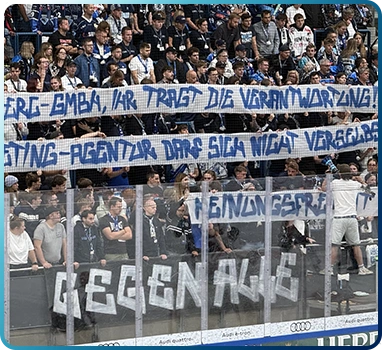 Fanblock des ERCI Demonstration gegen Marketing Agentur