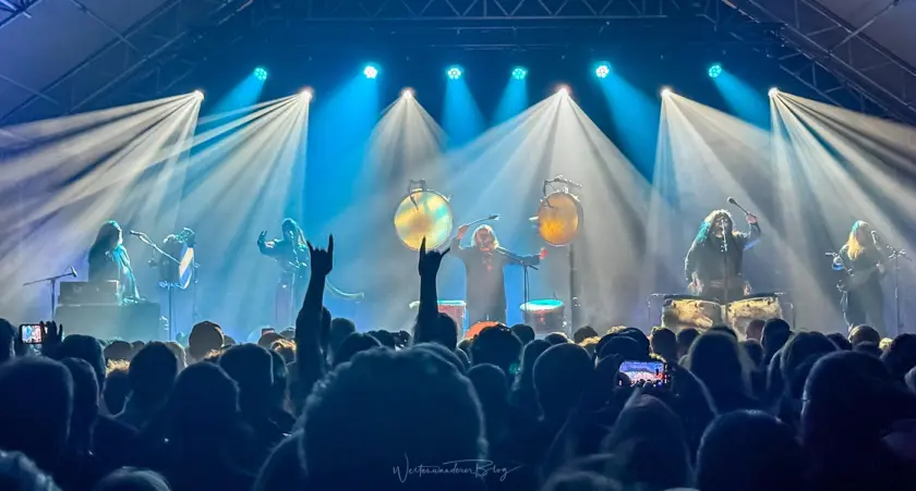 Die französische Nordic-Folk-Band SKÁLD mit traditionellen Trommeln und Gesang als Vorband von The HU in München
