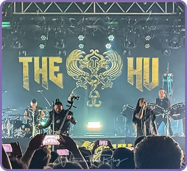 Die mongolische Rockband The HU auf der Bühne der TonHalle München vor ihrem goldenen Bandlogo