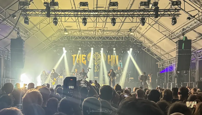 The HU live in München mit kompletter Bandbesetzung, mongolischen Instrumenten und zahlreichen Zuschauern