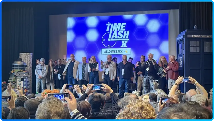Stargäste und Mitwirkende der TimeLash X 2026 auf der Bühne in Groß-Umstadt, mit TARDIS und Dalek
