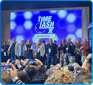 Gruppenaufnahme der Stargäste auf der Bühne der TimeLash X 2026 vor dem Publikum