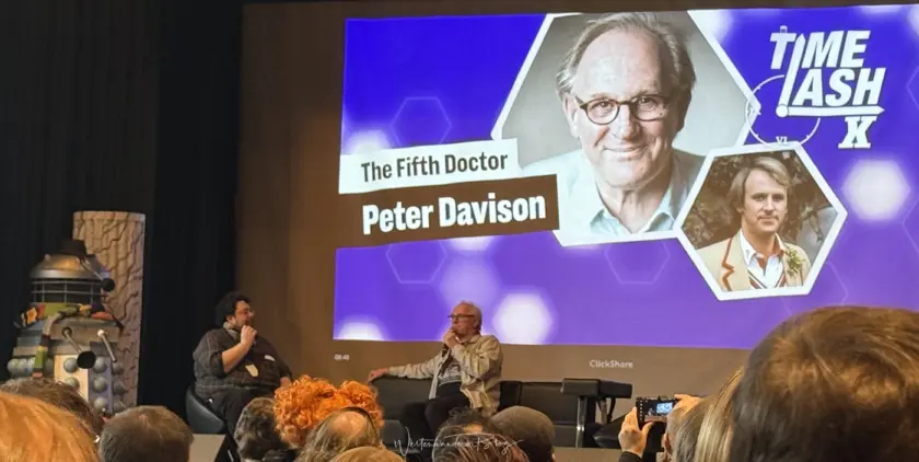 Peter Davison, der fünfte Doctor aus Doctor Who, im Bühneninterview auf der TimeLash X 2026