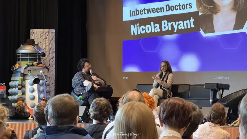 Nicola Bryant beim Panel Inbetween Doctors auf der TimeLash X 2026