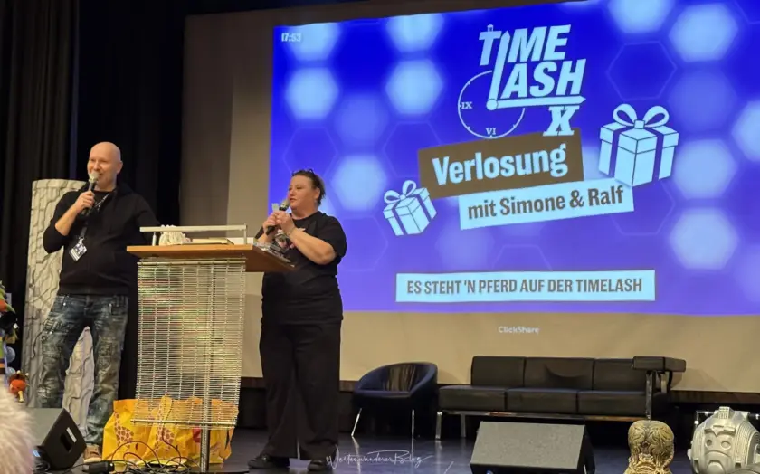 Simone und Ralf moderieren die Verlosung auf der Bühne der TimeLash X 2026