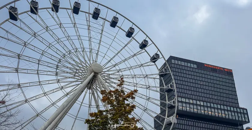 Riesenrad Umadum im Münchner Werksviertel mit dem markanten Gebäude Werksviertel-Mitte im Hintergrund